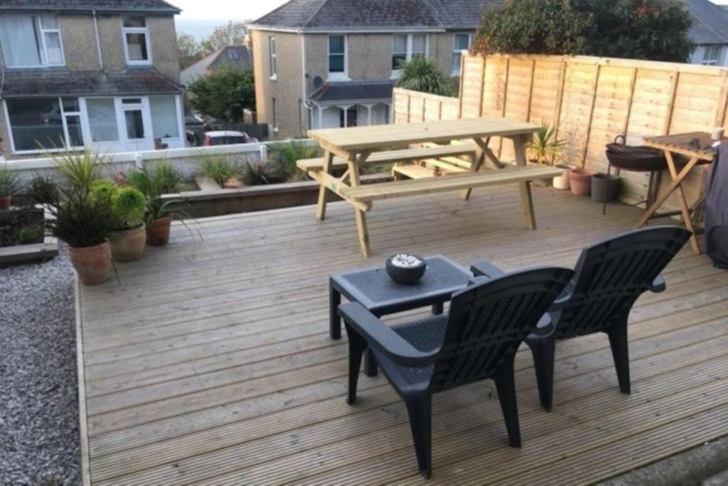 Sea Views With Large Deck One Bedroom Very Close To Beach And Town Newquay  Exterior photo